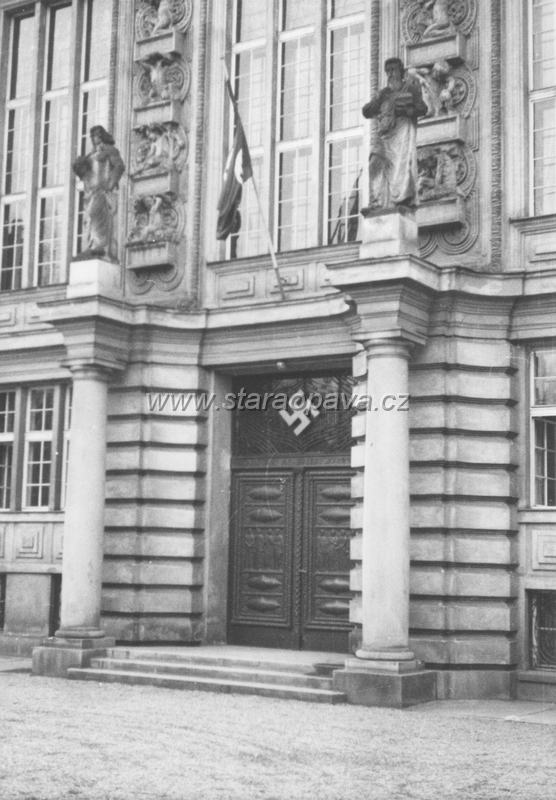 nadrokruh (14).jpg - Obchodní a živnostesnká komora (dnešní knihovna) v době německé okupace.